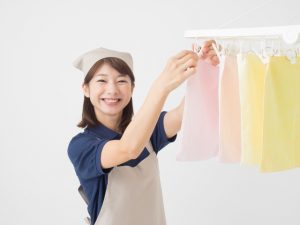 洗濯する家政婦